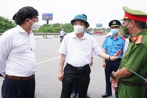 河內市人委會主席朱玉英（中）親往視察嘉林縣扶董橋檢查站。（圖源：黃丹）