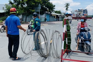 7月26日，守德市曾仁富A坊職能力量拆卸封鎖鐵絲網。（圖源：士興）