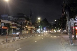 自昨(26)日起，每天晚上6時至翌日6時全市實施宵禁，街道寂靜無人影。（圖源：越通社）