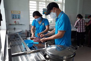 舊邑郡勞動聯團幹部參加做飯向貧困工人贈送。