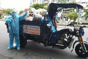 梁玉英晚上免費載運慈善物品送到疫區。