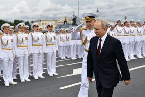 俄總統普京（右）在聖彼得堡檢閱了海上武裝力量並發表講話。（圖源：AFP）