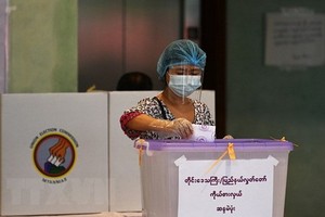 圖為 2020年11月8日緬甸選民在仰光的一個投票站投票。（圖源：AFP）