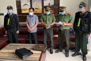 執法警員向陳春龍（左二）宣讀拘捕令。（圖源：洪陳）