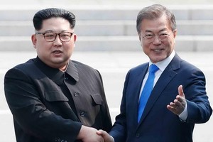 韓總統文在寅(右)和朝鮮國務委員會委員長金正恩(資料圖片)。