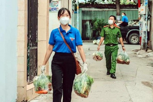守德市志願力量把必需品送到封鎖區的逐個民戶。