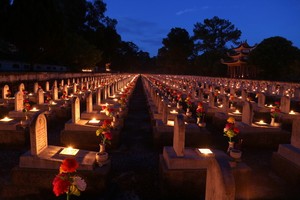 廣治省長山國家烈士陵園夜間點燃香燭緬懷英雄烈士。（圖源：VnE）