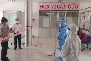 政府副總理武德膽（左）親往隆安省新柱縣野戰醫院實地檢查新冠肺炎病人治療工作。（圖源：安龍）