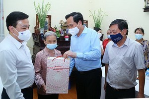 勞動與榮軍社會部部長陶玉蓉（前右二）向阮文說烈士家屬贈送禮物。（圖源：陳勝）