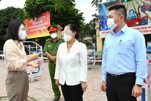 市人民議會主席阮氏麗（中）親往視察古芝縣開展防控疫情工作。（圖源：越勇）