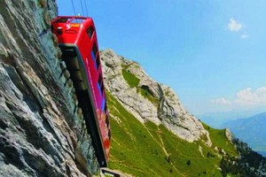 車身在坡度接近50度猶如懸空狀態。