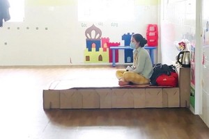 軍隊為隔離區製造紙床