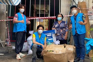 著名演員和協(右一)與伯勝(右三)將禮物 送給抗疫一線人員。