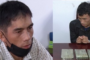 被抓獲的兩名販毒嫌犯及毒品物證。（圖源：警方提供）