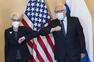 美國常務副國務卿舍曼（左）與俄羅斯外交部副部長里亞布科夫會面時互相碰肘致意。（圖源：AP）