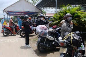 林同省連日來有不少人從南部各疫區騎摩托車返回家鄉。（圖源：TTO）