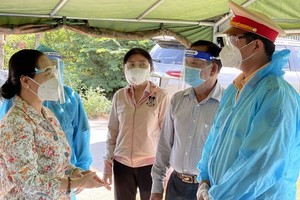 市人民議會主席阮氏麗（左一）慰問抗疫工作人員。（圖源：隆胡）