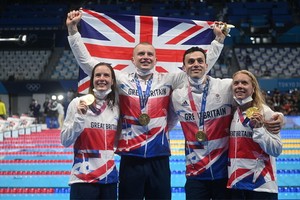 英男女 4x100 米混合泳接力決賽摘金