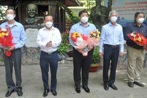 市人委會副主席武文歡(右二)、市委民運處主任阮友協(左二)向各位古傳醫學醫師送花致謝。（圖源: 高昇）