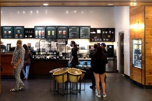 7月21日，顧客在美國舊金山灣區城市聖馬特奧一處購物中心內的咖啡店排隊。（圖源：新華社）