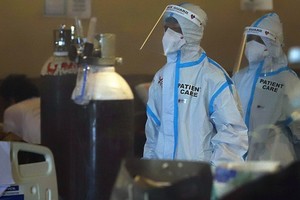 在印度新德里，衛生工作者在新冠臨時急診病房照顧病人。（圖源：聯合國）