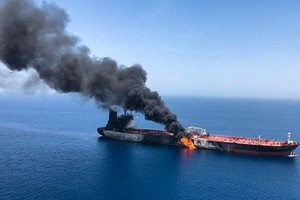 在阿曼附近的阿拉伯海海域遭襲的貨船。（圖源：路透社）