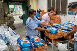 穗城會館捐助穗華里隔離區居民。 