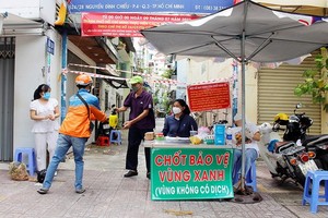 在第三郡第四坊阮廷炤街524號街巷“綠區守衛崗”交收的貨物都先獲得噴灑消毒液。