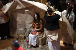 阿德恩出席儀式，為政府當年的行動道歉。（圖源: AP）