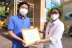 第五郡郡委常務副書記黃玉女芳紅(右)向第九坊坊委書記郭忠孝移交電子書及線上電影卡。