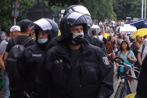 柏林警方在抗議現場執法。（圖源：視頻截圖）