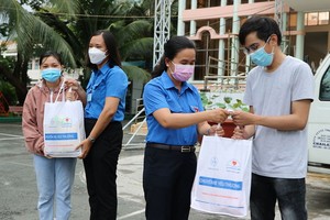 共青團守德市市委書記與副書記在從計劃組委會接收禮物之後，已親手向大學生發放。
