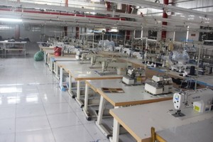 不少企業因疫情蔓延而暫停生產運營。（圖源：雲長）