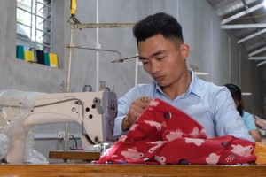 潘明貴為包括殘疾人士在內的許多勞工傳授縫紉技術和創造就業機會。