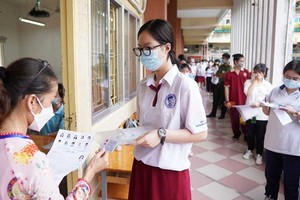 圖為2021年7月7日全國舉辦第一次高中畢業試首日，監考老師對考生步入考室前進行核對證件。（圖源：獨立）