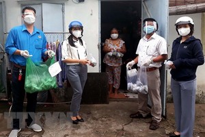 舊邑郡勞動聯團向受疫情影響的自由勞動者贈送必需品。（圖源：越通社）