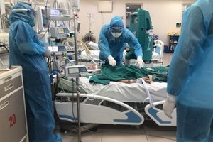 醫生們正搶救新冠重症患者。