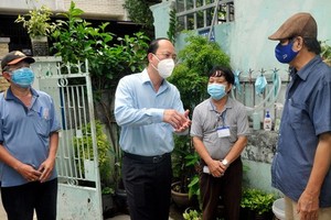 向貧困民戶贈送 25 萬份禮物