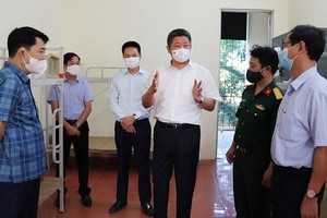 8月3日，河內市人委會副主席阮孟權（中）親往河內市富川縣檢查並指導防疫工作。（圖源：志慧）