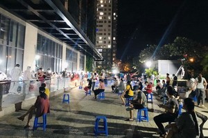 8月4日晚，在第八郡第五坊佳越公寓，當地居民等候接種新冠疫苗。（圖源：VTC）