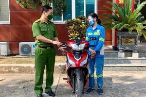 遭劫女清潔工獲贈摩托車