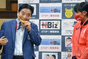 市長摘口罩咬奧運金牌被批評
