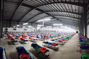 圖為隆安省的一家企業騰出廠房搭建規模達1500張病床的野戰醫院。（圖源：草原）