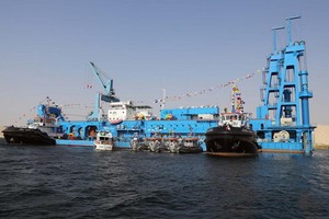 這是8月4日在埃及伊斯梅利亞拍攝的“侯賽因·坦塔維”號大型絞吸式挖泥船。（圖源：新華社）