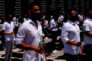 黎巴嫩人民 4日紀念首都貝魯特大爆炸一周年，民眾獻上鮮花緬懷遇難者。（圖源：Getty Images）