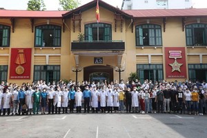 馳援本市抗疫的越德友誼醫院醫護人員啟程前同該醫院領導合照。（圖源：越通社）