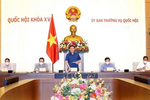 國會主席王廷惠（中）在會議上發言。（圖源：戰勝）