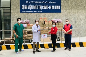 市紅十字會副主席鄧氏明孝向安平醫院轉贈物資。