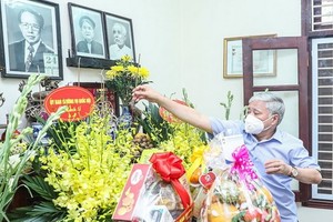 越南祖國陣線中央委員會主席杜文戰上香緬懷原國會主席、原越南祖國陣線中央委員會主席團主席黎光道。（圖源：潘草）