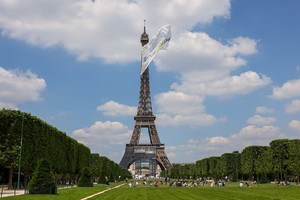 巨大旗幟在埃菲爾鐵塔展示。（圖源：互聯網）